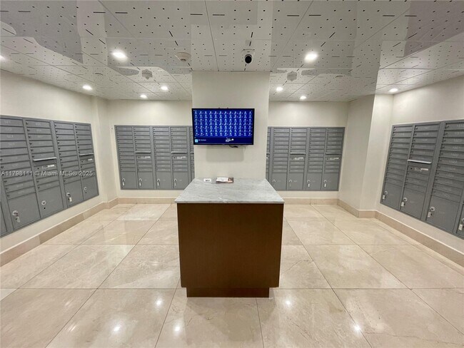Building Photo - 540 Brickell Key Dr