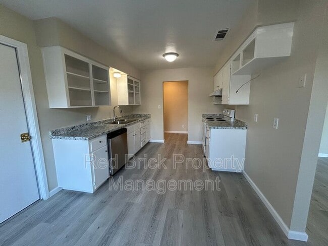 Building Photo - 315 Donner Rd