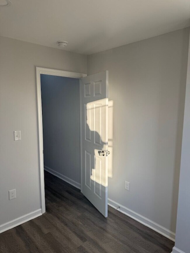 Building Photo - Beautifully Updated Townhome in Prime Location – Move-In Ready!