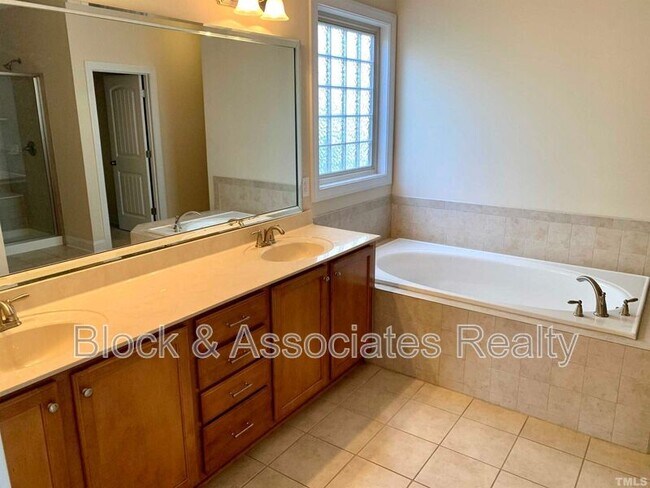 Building Photo - 706 Weavers Ridge Dr