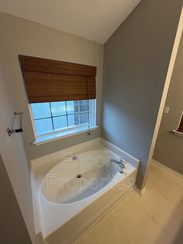 Building Photo - 6225 Saybrooke Dr