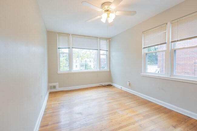 Building Photo - Lovely 3 BR/2 BA Semi-Detached Home in Nor...