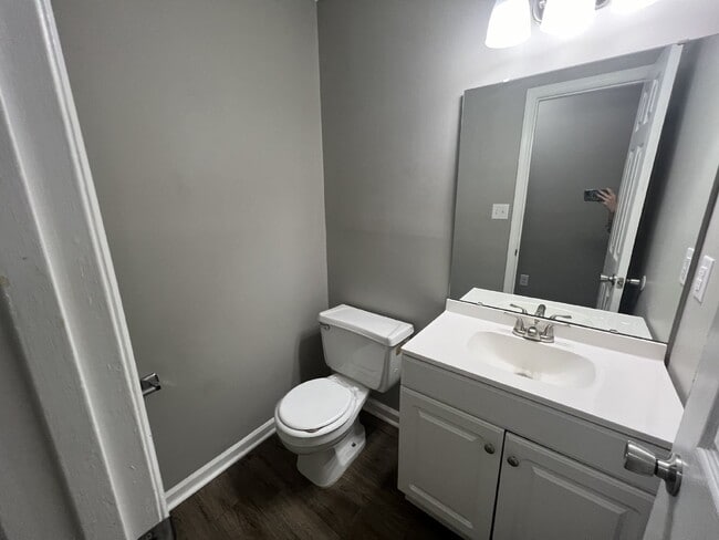 Building Photo - Town House For Rent