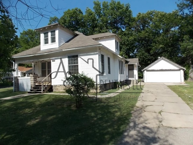 Building Photo - 1401 S Elm St