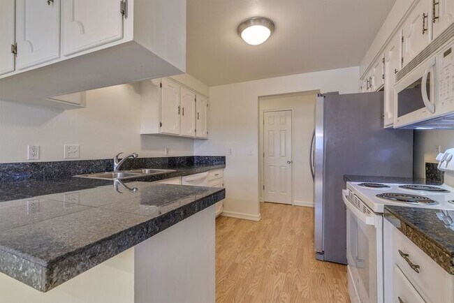 Building Photo - Freshly Updated 3-Bedroom Home with Fenced Backyard in Forest Grove!
