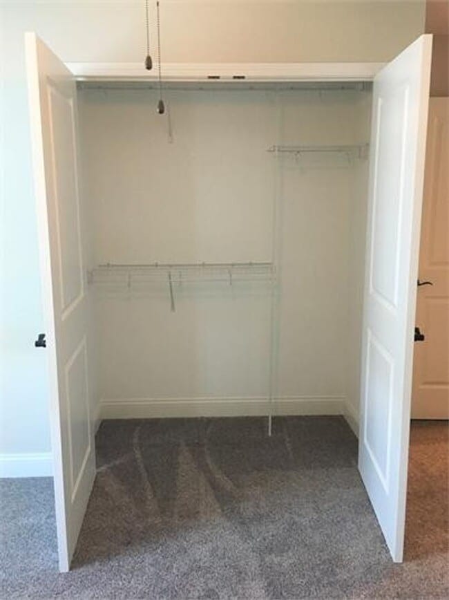 Building Photo - 3-bedroom Townhome Available for July!