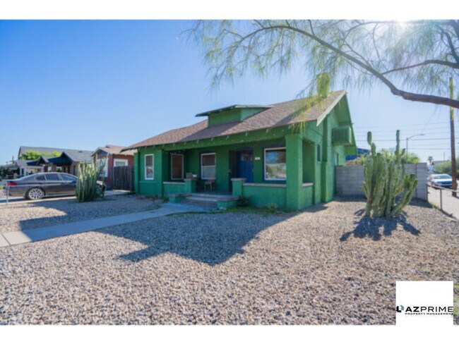 Building Photo - Charming 3/1 Historic Phoenix Home with Modern Comforts!