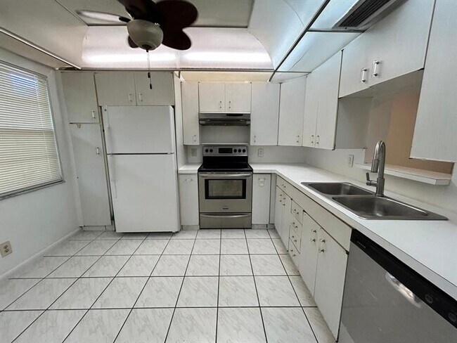 Building Photo - 2402 Antigua Cir