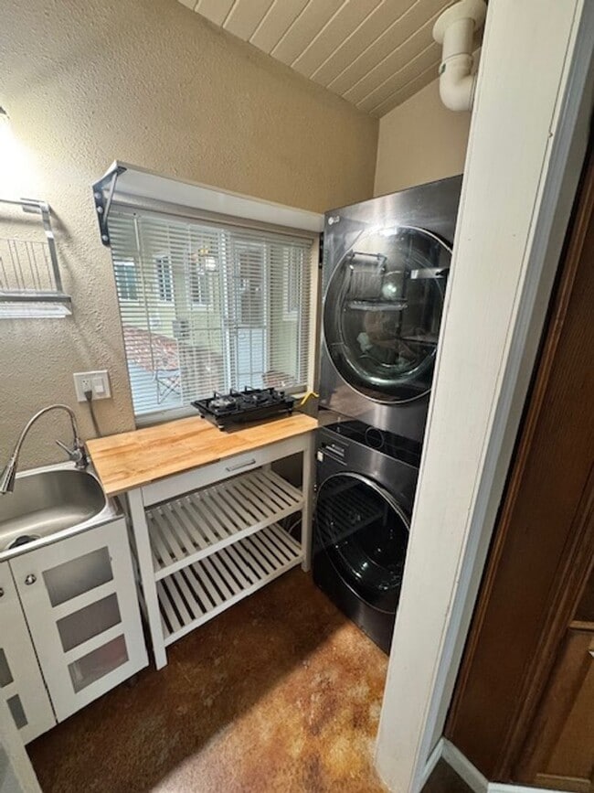 Building Photo - Available for Move In 3 Bed, 2.5 Bath Home...