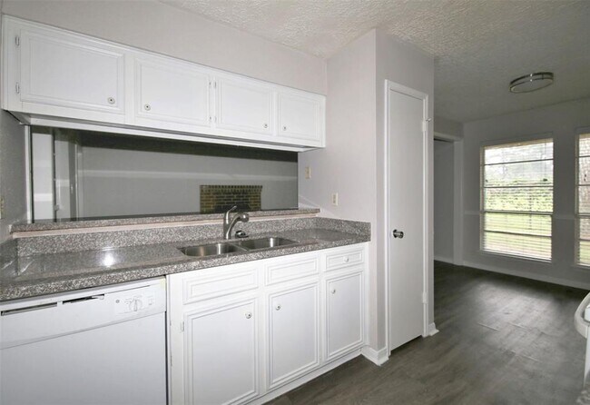 Building Photo - 13611 Ravensway Dr