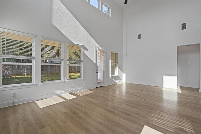 Building Photo - 724 Pinnacle View Dr