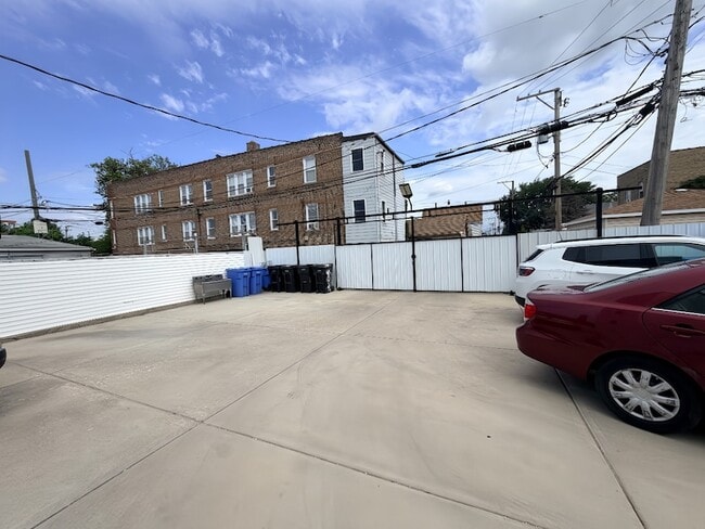 Building Photo - 3914 W Diversey Ave