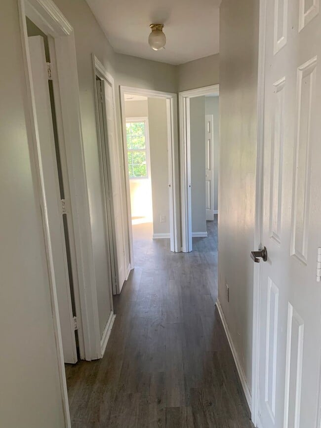 Building Photo - Promise Land Historic Walking District Downtown Morehead City! Charming 4 bedroom 1 1/2 bath Home...