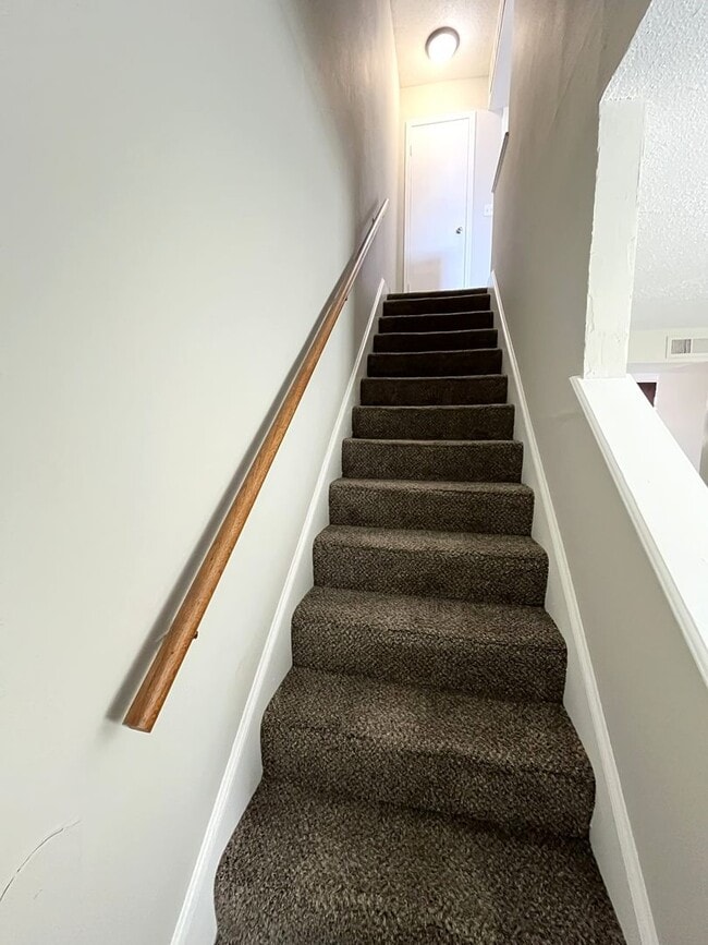 Building Photo - 2 Bedroom 1.5 Bath Apt at the Monterey Square Apts NW OKC