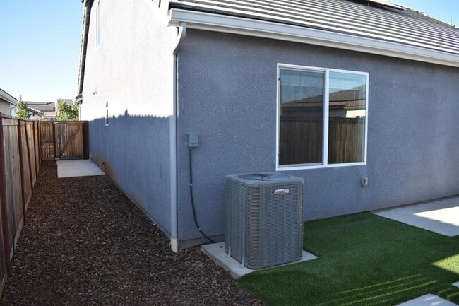 Building Photo - 610 Wood Crest Ave