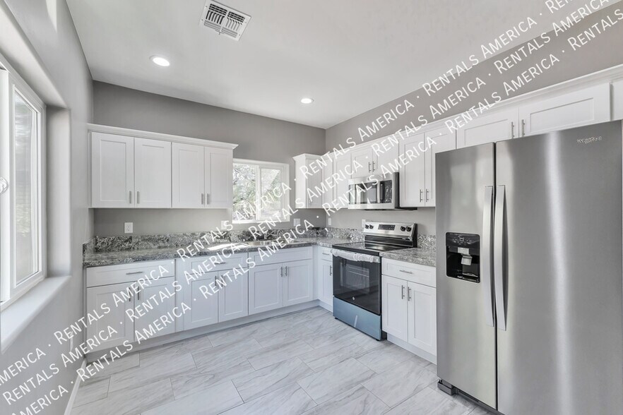 Building Photo - 1625 N Mountain View Ave