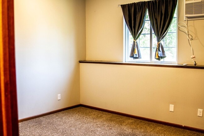 Building Photo - 613 Sheldon St