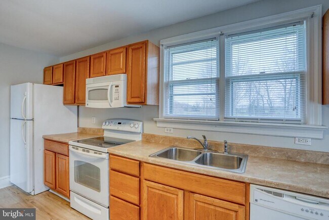 Building Photo - 1111 Bayview Rd