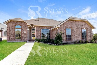 Building Photo - Texas beauty with all the bells and whistles!