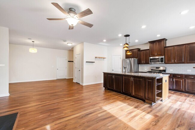 Building Photo - Charming, Well-Maintained Home in Central Morrisville!