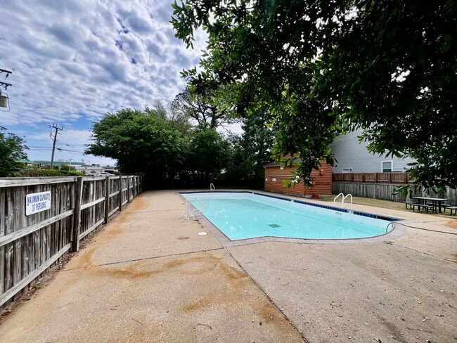 Building Photo - Gorgeous Condo right off Shore Dr, a stree...