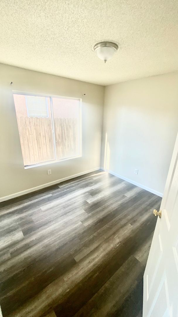 Building Photo - Enchanting Delano property just minutes fr...