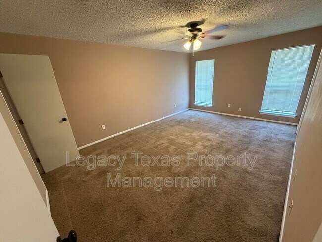 Building Photo - 513 Willow Cir W