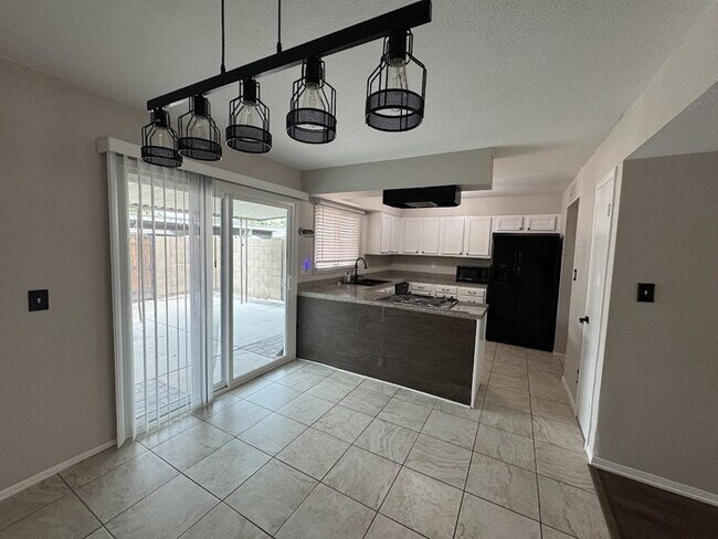 Building Photo - 6621 S La Rosa Dr