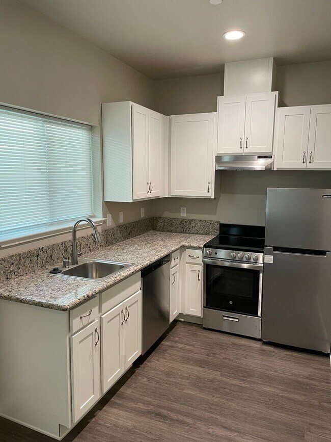 Building Photo - 485 E 6th St