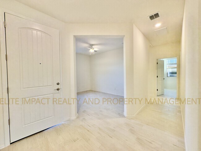 Building Photo - 9365 N Peridot Vis Ave