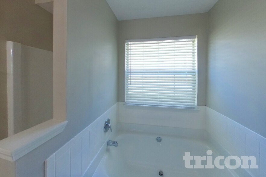 Building Photo - 1411 Pebble Ridge Ln