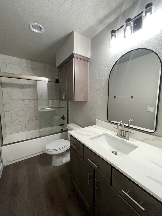 Building Photo - Modern 2 Bedroom Condo