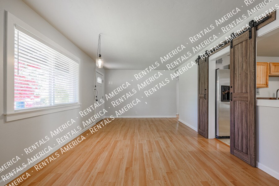 Building Photo - 1538 E Cedar St