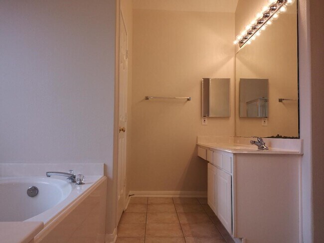 Building Photo - 3314 Worthington Dr