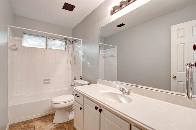 Building Photo - 18 Bonnaire Dr