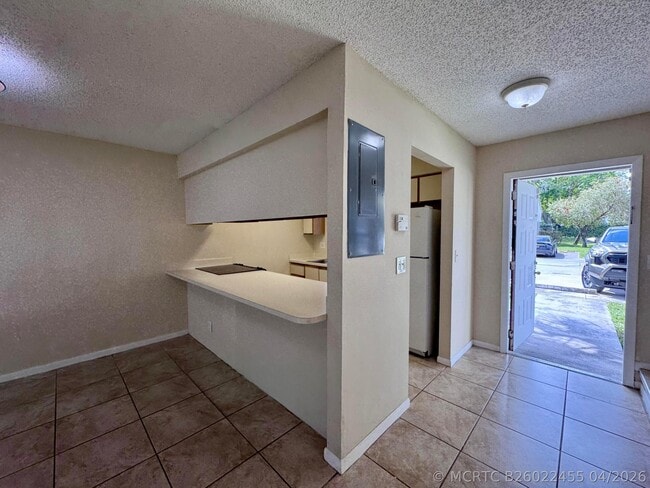 Building Photo - 704 Riverside Dr