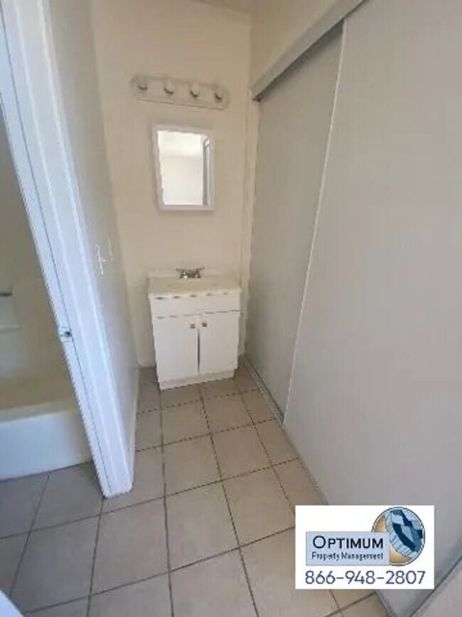 Building Photo - Charming 3-Bedroom Home with Large Backyar...