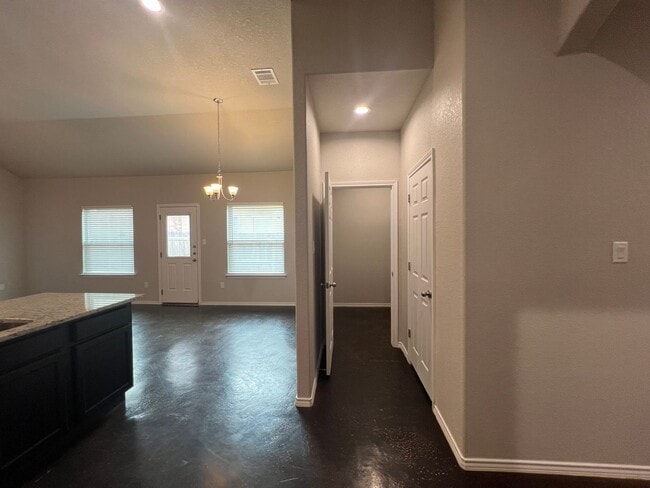 Building Photo - Luxury 3/2Duplex in Seguin, TX