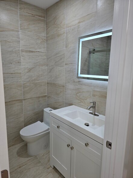 Master room bathroom - 9421 85th Rd