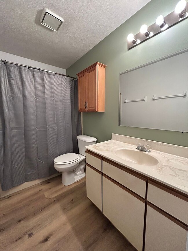 Building Photo - 917 N Clay St