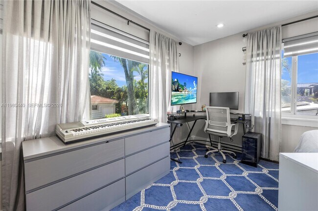 Building Photo - 1121 NE 85th St