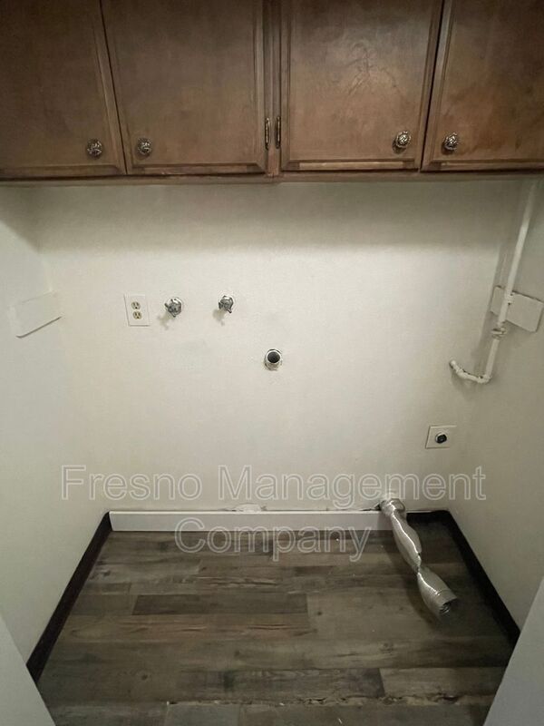 Building Photo - 4033 N Milburn Ave