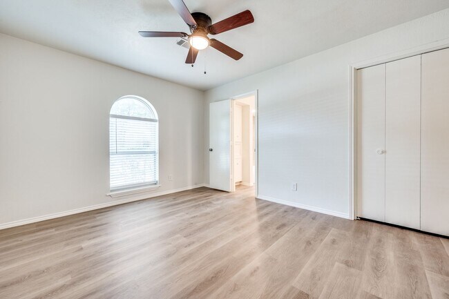 Building Photo - 1710 Green Oaks Dr
