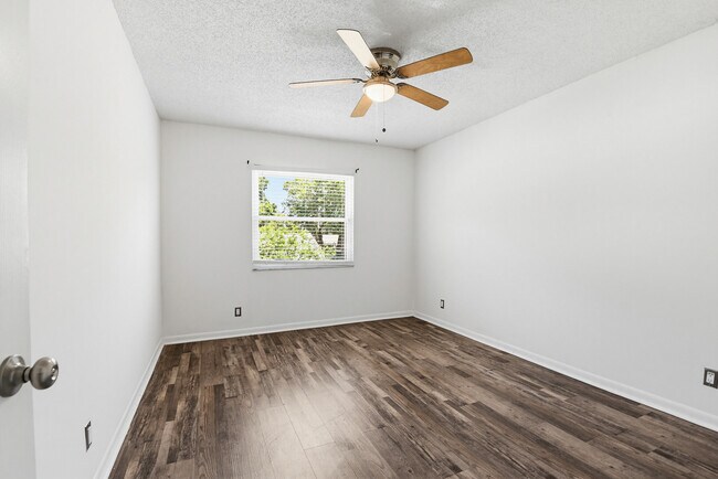 Building Photo - 6 Baywood Dr