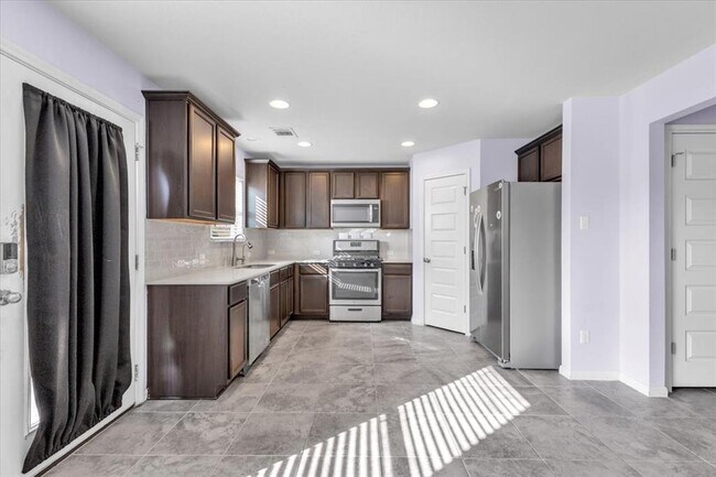 Building Photo - 440 Star Thistle St