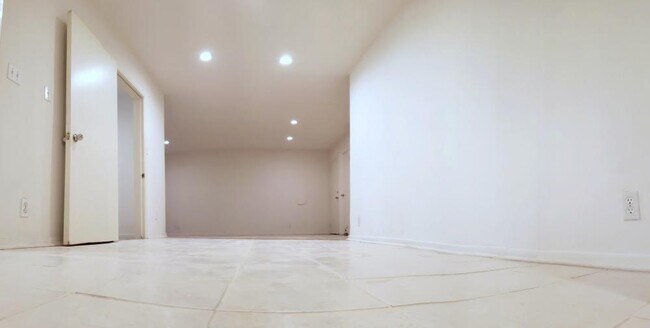 Building Photo - 3 bedroom in Van Nuys CA 91406