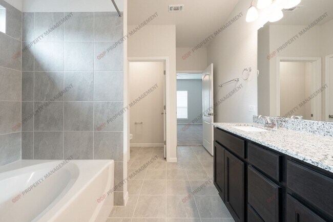 Building Photo - 424 Poplin Ln