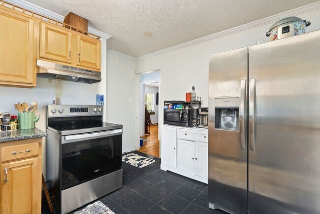 Building Photo - House in Auburn Available NOW!