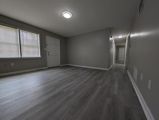 Building Photo - 400 Riverside Dr