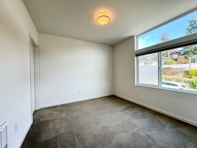 Building Photo - 709 18th Ave S